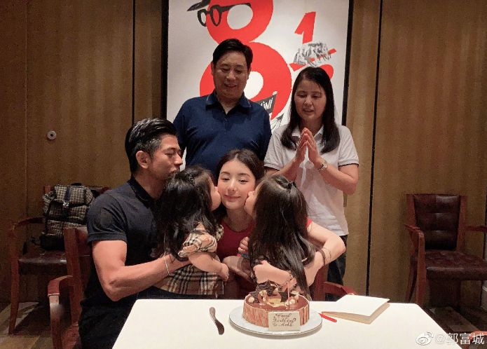 Aaron Kwok dan istri serta kedua mertuanya.