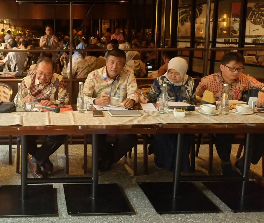 Abdulah - Sekretaris Direktorat Jenderal IKFT dengan Putu Nadi Astuti - Direktur Industri Kimia Hulu dalam jumpa pers kemenperin tentang perkembangan industri. (Dok, humas kemenperin)