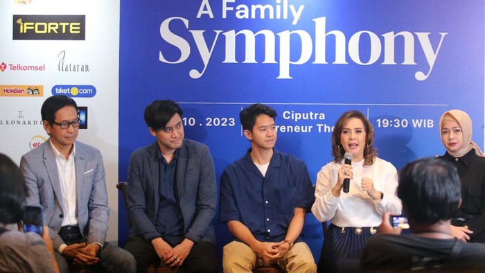 Keluarga musisi Addie MS (dari kiri), Kevin Aprilio, Tristan Juliano, Memes, bersama SVP PT Bank Central Asia Tbk. Norisa Saifuddin, memberikan keterangan saat konferensi pers konser Keluarga Musikal A Family Symphony di Jakarta, Senin (28/8/2023).