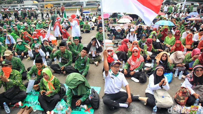Para pengunjuk rasa dari Perkumpulan Guru Inpassing Nasional (PGIN) berdemonstrasi di depan gedung DPR, Jl Gatot Subroto, Jakarta, Senin (28/8/2023). Mereka mendesak pemerintah mengangkat status menjadi Pegawai Pemerintah dengan Perjanjian Kerja (PPPK) Guru.