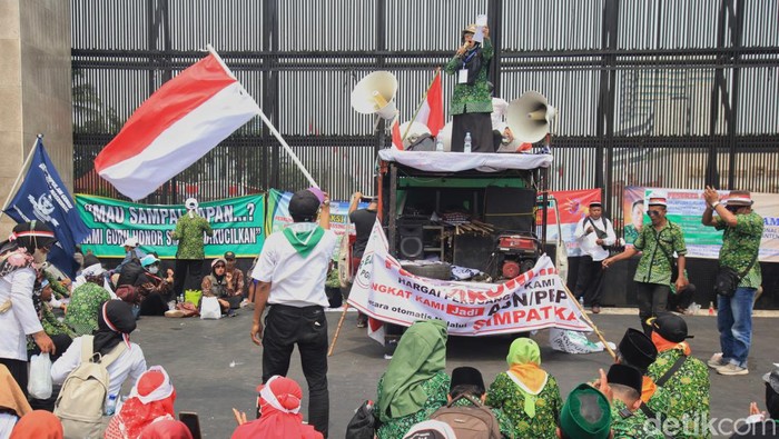 Aksi Guru Inpassing Demo di DPR Minta Diangkat Jadi PPPK Para pengunjuk rasa dari Perkumpulan Guru Inpassing Nasional (PGIN) berdemonstrasi di depan gedung DPR, Jl Gatot Subroto, Jakarta, Senin (28/8/2023). Mereka mendesak pemerintah mengangkat status menjadi Pegawai Pemerintah dengan Perjanjian Kerja (PPPK) Guru.