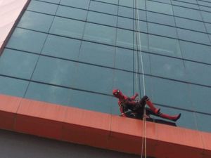 Ngalam Mbois: Aksi Spider-Man Bersihkan Kaca Gedung-gedung di Malang