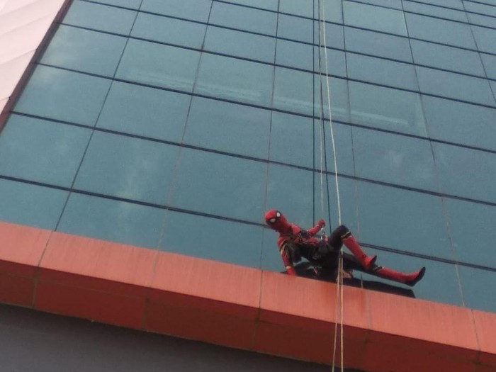 Aksi Spider-Man memanjat untuk membersihkan kaca gedung tinggi di Malang
