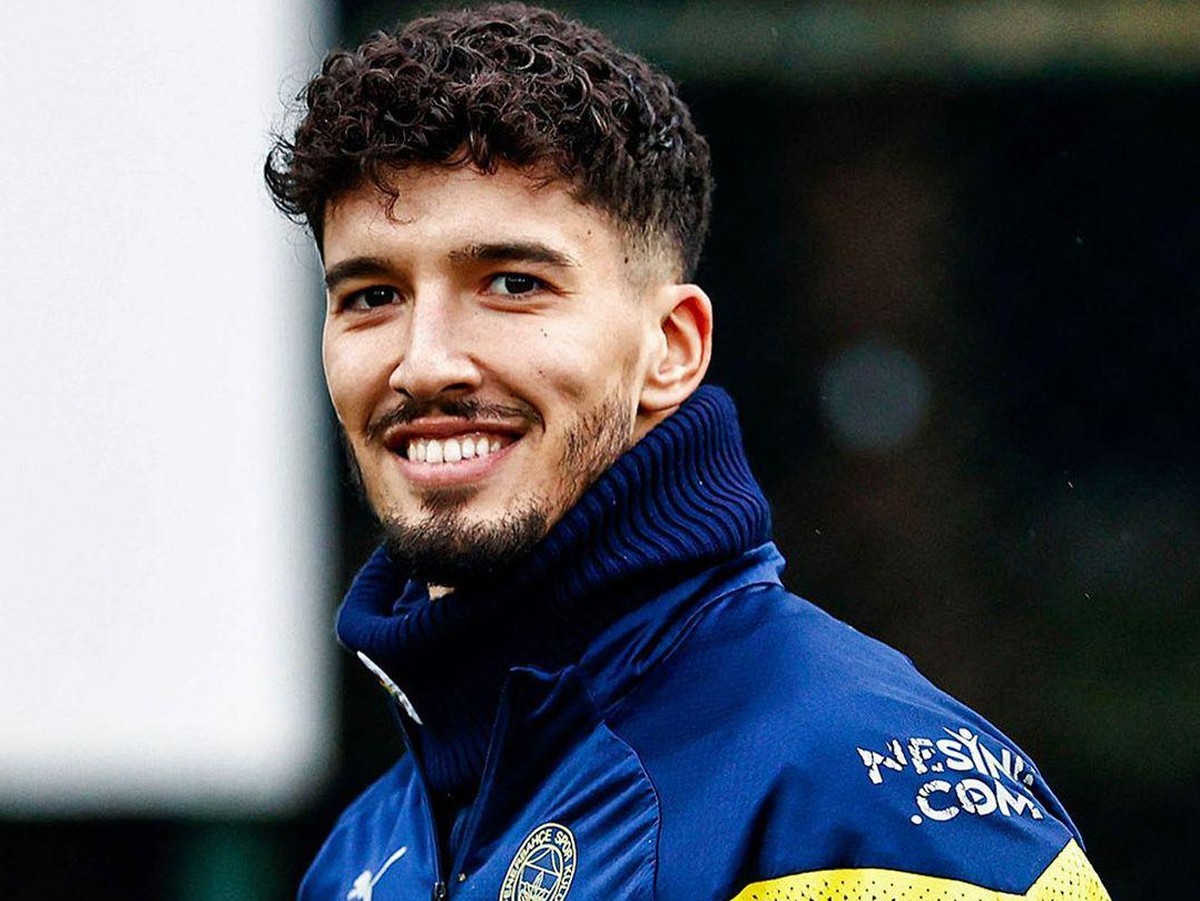 Gelandang Fenerbahce Fred mengonfirmasi kepindahan rekan setimnya, Altay Bayindir, ke Manchester United. (Foto: instagram @altaybyndir_1)
