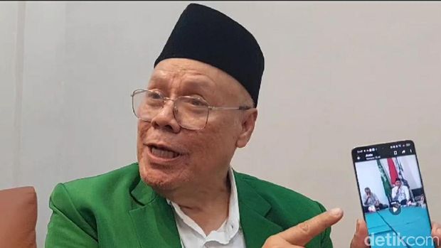 Anggota DPR Bahrudin Nasori menarik mobil bantuan yang pernah diberikan ke PCNU Kabupaten Tegal. Foto diunggah pada Senin (28/8/2023).
