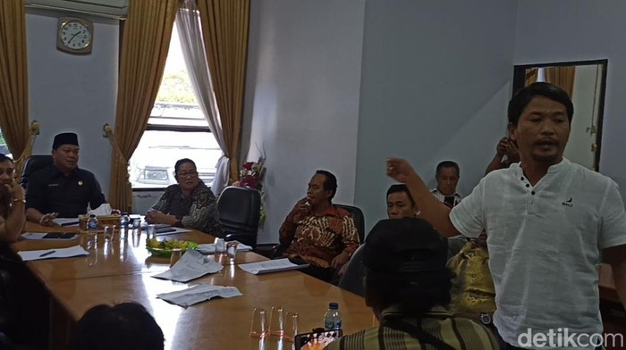 Anggota DPRD Tana Toraja Randan Pantong Sambolangi mengamuk di rapat dengar pendapat. (Rachmat Ariadi/detikSulsel)
