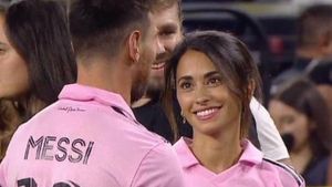 Foto Istri Messi Saat Dukung Suami di Inter Miami, Hampir Salah Cium Orang