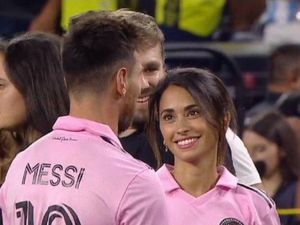 Foto Istri Messi Saat Dukung Suami di Inter Miami, Hampir Salah Cium Orang