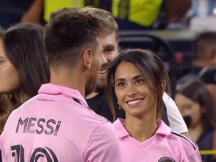 Foto Istri Messi Saat Dukung Suami di Inter Miami, Hampir Salah Cium Orang