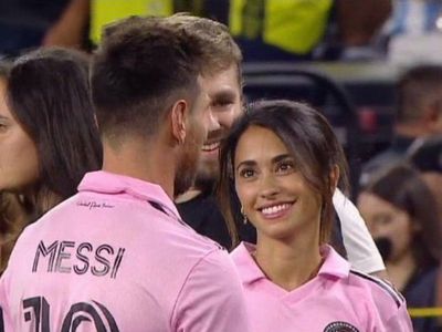 Foto Istri Messi Saat Dukung Suami di Inter Miami, Hampir Salah Cium Orang