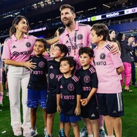 Sulit untuk Antonella Roccuzzo salah mengira Messi yang merupakan cinta monyetnya. Mereka diketahui sudah saling mengenal sejak kecil. Saat bertemu Lionel Messi, Antonella Roccuzzo masih berusia lima tahun dan merupakan sepupu dari teman baik Messi, Lucas Scaglia. Foto: Instagram