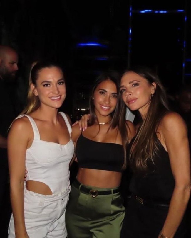 Begini gaya Antonella saat berkumpul dengan sesama WAG, termasuk istri pemilik Inter Miami, Victoria Beckham. Foto: Instagram
