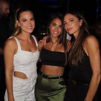 Begini gaya Antonella saat berkumpul dengan sesama WAG, termasuk istri pemilik Inter Miami, Victoria Beckham. Foto: Instagram