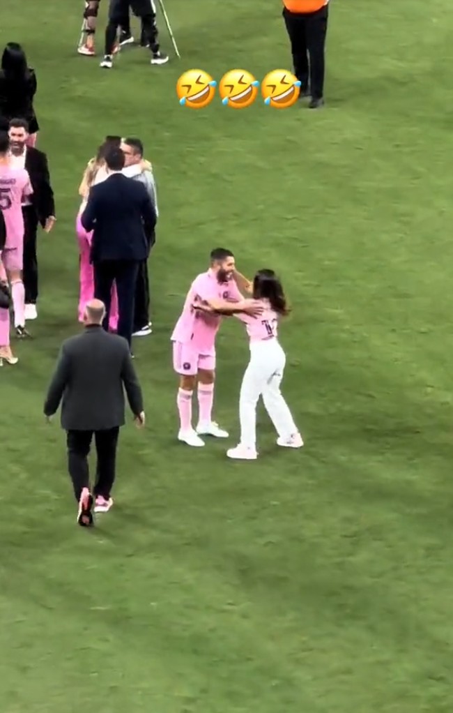 Dalam postingan yang viral, wanita 35 tahun itu bersama tiga anaknya tampak mencari Messi di tengah kerumunan orang. Ketika mendapati sosok pemain Inter Miami yang mirip sang suami, ia pun segera mendatangi untuk memberi pelukan. Tapi ternyata orang tersebut bukanlah Messi melainkan Jordi Alba. Foto: Twitter