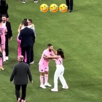 Dalam postingan yang viral, wanita 35 tahun itu bersama tiga anaknya tampak mencari Messi di tengah kerumunan orang. Ketika mendapati sosok pemain Inter Miami yang mirip sang suami, ia pun segera mendatangi untuk memberi pelukan. Tapi ternyata orang tersebut bukanlah Messi melainkan Jordi Alba. Foto: Twitter