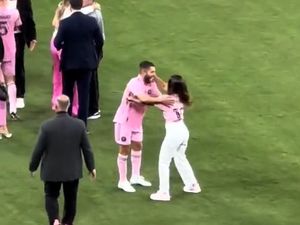 Viral Momen Lucu Istri Lionel Messi, Nyaris Salah Cium Orang di Lapangan