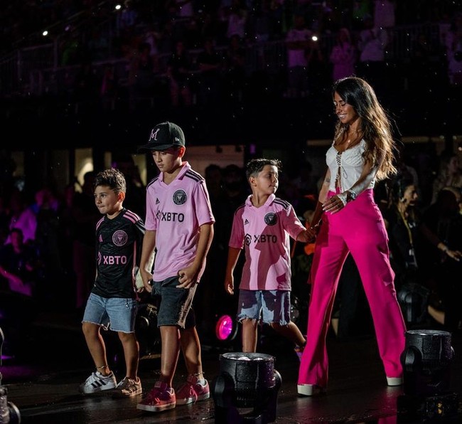 Awalnya tinggal berjauhan tapi demi bisa bersama-sama belahan jiwanya, Antonella meninggalkan kuliahnya di Argentina dan memilih untuk bersama Messi sampai sekarang tinggal di Amerika. Foto: Instagram