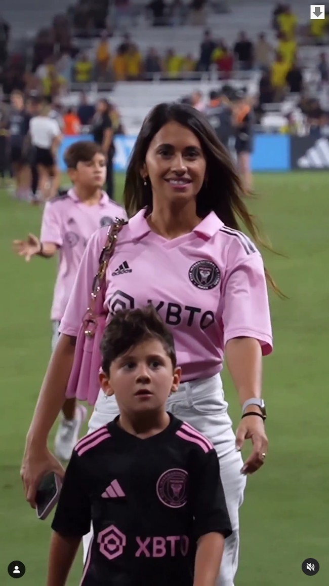 Dalam video, Antonella yang memakai jersey kebanggan tim suami tampak sudah membentangkan tangan dan hampir memberikan kecupan. Tapi setelah melihat wajahnya, ia terkejut mendapati pria tersebut adalah Jordi Alba. Pria asal Spanyol itu pun tampak memakluminya dan mereka lanjut berpelukan. Alba juga memeluk anak-anak Messi. Foto: Instagram