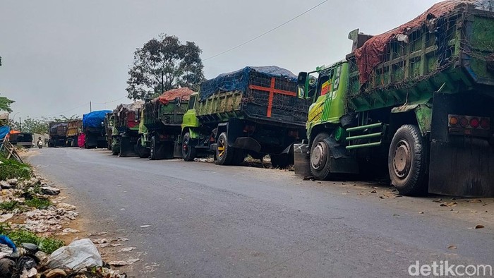 Antrean Truk Sampah yang Hendak Membuang Muatan ke TPA Sarimukti