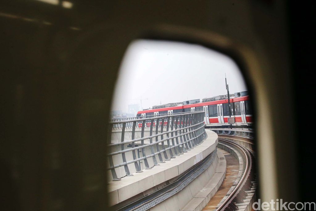 LRT Jabodebek resmi beroperasi, Senin (28/8/2023). Kemenhub menyatakan selama sebulan pertama operasional, LRT Jabodebek menerapkan tarif promo. Tarifnya pun murah, cuma sebesar Rp 5.000 per orang untuk perjalanan jauh maupun dekat.