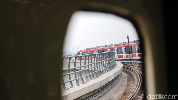 LRT Jabodebek resmi beroperasi, Senin (28/8/2023). Kemenhub menyatakan selama sebulan pertama operasional, LRT Jabodebek menerapkan tarif promo. Tarifnya pun murah, cuma sebesar Rp 5.000 per orang untuk perjalanan jauh maupun dekat.