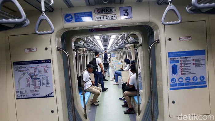 LRT Jabodebek resmi beroperasi, Senin (28/8/2023). Kemenhub menyatakan selama sebulan pertama operasional, LRT Jabodebek menerapkan tarif promo. Tarifnya pun murah, cuma sebesar Rp 5.000 per orang untuk perjalanan jauh maupun dekat.