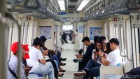 Warga bisa mengakses masuk LRT Jabodebek dengan mudah, dengan pembayaran menggunakan sistem cashless seperti menggunakan Kartu Uang Elektronik Perbankan (BRI, BNI, Bank Mandiri, BTN, BCA, dan Bank DKI Jakarta), KMT KAI Commuter, Scan Qris Link Aja dan KAI PAY.