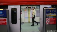 Stasiun LRT Jabodebek beroperasi melayani masyarakat dengan dua lintas perjalanan, yakni lintas Cibubur dan lintas Bekasi.  
