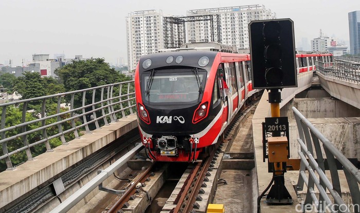 LRT Jabodebek resmi beroperasi, Senin (28/8/2023). Kemenhub menyatakan selama sebulan pertama operasional, LRT Jabodebek menerapkan tarif promo. Tarifnya pun murah, cuma sebesar Rp 5.000 per orang untuk perjalanan jauh maupun dekat.