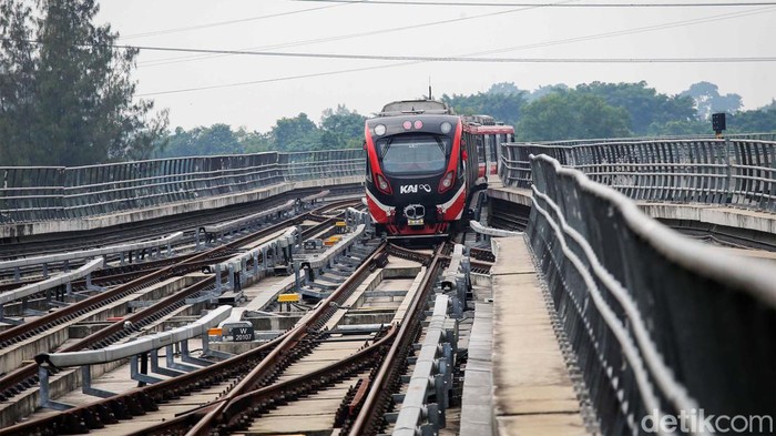 LRT Jabodebek resmi beroperasi, Senin (28/8/2023). Kemenhub menyatakan selama sebulan pertama operasional, LRT Jabodebek menerapkan tarif promo. Tarifnya pun murah, cuma sebesar Rp 5.000 per orang untuk perjalanan jauh maupun dekat.