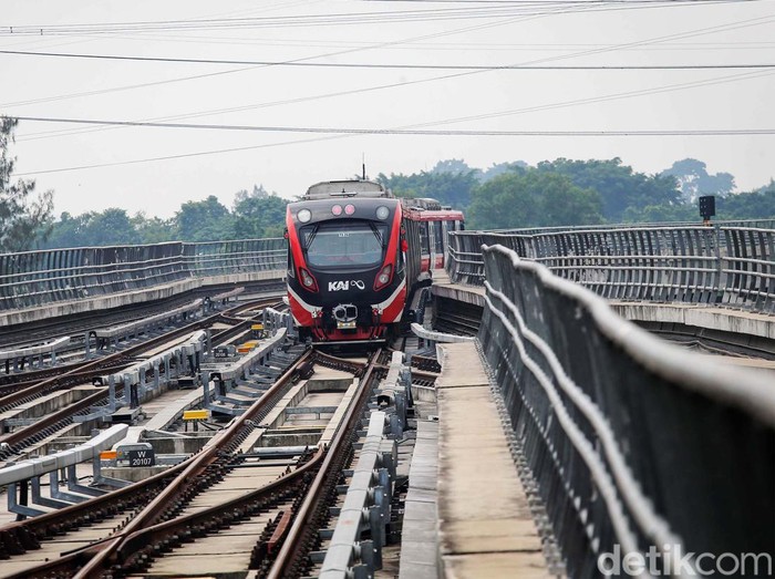 LRT Jabodebek resmi beroperasi, Senin (28/8/2023). Kemenhub menyatakan selama sebulan pertama operasional, LRT Jabodebek menerapkan tarif promo. Tarifnya pun murah, cuma sebesar Rp 5.000 per orang untuk perjalanan jauh maupun dekat.