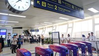 Setelah diresmikan hari ini, warga yang ingin menjajal naik LRT Jabodebek bisa menikmati moda transportasi itu pukul 14.00 WIB.  