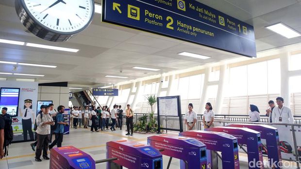 LRT Jabodebek resmi beroperasi, Senin (28/8/2023). Kemenhub menyatakan selama sebulan pertama operasional, LRT Jabodebek menerapkan tarif promo. Tarifnya pun murah, cuma sebesar Rp 5.000 per orang untuk perjalanan jauh maupun dekat.