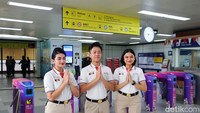Petugas siap melayani penumpang dengan ramah.   