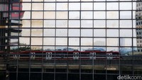 Presiden Jokowi telah meresmikan operaisonal LRT Jabodebek pada Senin (28/8/2023). Angkutan itu kini bisa digunakan penuh oleh warga. Namun beberapa hari beroperasi, LRT Jabodebek menuai sejumlah keluhan dari penumpang, di antaranya kereta yang terlambat, AC tidak berfungsi, penuh sesak hingga pintu yang disebut terlalu rendah. Grandyos Zafna/detikcom