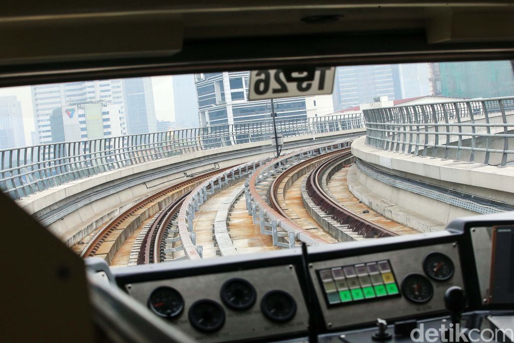 LRT Jabodebek resmi beroperasi, Senin (28/8/2023). Kemenhub menyatakan selama sebulan pertama operasional, LRT Jabodebek menerapkan tarif promo. Tarifnya pun murah, cuma sebesar Rp 5.000 per orang untuk perjalanan jauh maupun dekat.