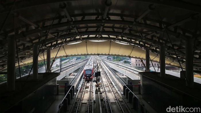 LRT Jabodebek resmi beroperasi, Senin (28/8/2023). Kemenhub menyatakan selama sebulan pertama operasional, LRT Jabodebek menerapkan tarif promo. Tarifnya pun murah, cuma sebesar Rp 5.000 per orang untuk perjalanan jauh maupun dekat.