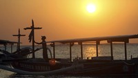 Bali terpilih sebagai destinasi sunset terbaik melalui penelitian yang dilakukan pakar perjalanan Titan Travel. Dilihat dari situs resminya pada Jumat (25/8), lSembaga itu menganalisis data dari media sosial termasuk postingan di Instagram dan TikTok. (AP Photo/Firdia Lisnawati)  