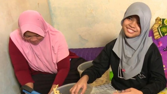 Cintya bersama sang ibu berjuang untuk menghidupi keluarga dengan berjualan rempeyek.