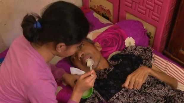 Cintya merawat sang ayah yang menderita kanker nasofaring.