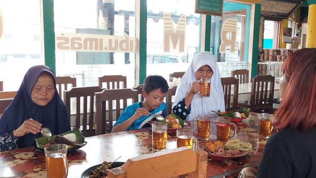 Mak Amih dan keluarga