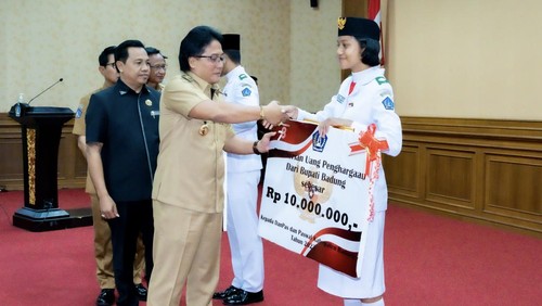 Bupati Badung I Nyoman Giri Prasta saat menyerahkan honor kepada anggota Paskibra Badung secara simbolis, Senin (28/8/2023)