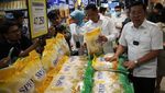 Buwas Cek Beras Bulog di Pasar Perumnas Klender