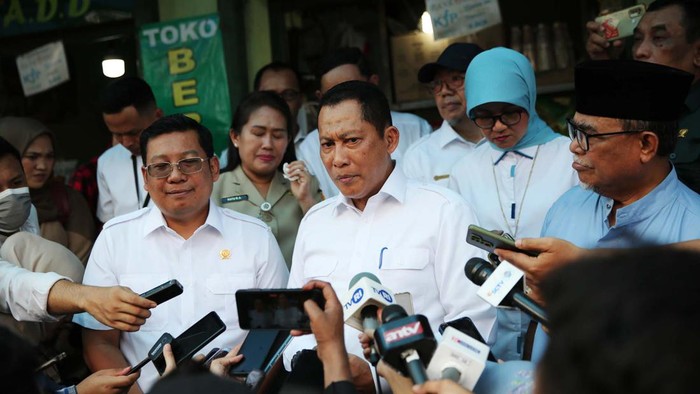 Buwas Cek Beras Bulog di Pasar Perumnas Klender Direktur Utama Perum Bulog Budi Waseso bersama kepala badan pangan Arief Prasetyo Adi melakukan gerebek pasar dalam rangka monitoring ketersediaan stok beras di Pasar Perumnas Klender, Jakarta Timur, Senin (28/8/2023).