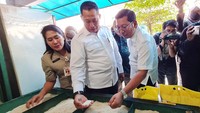 Buwas mengecek beras Bulog yang dijual di Pasar Perumnas Klender, Jakarta Timur, Senin (28/8/2023).