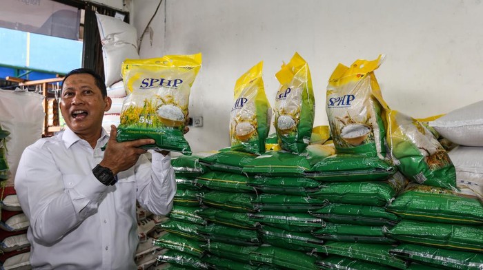 Direktur Utama Perum Bulog Budi Waseso (kedua kanan) berbincang dengan Kepala Badan Pangan Nasional Arief Prasetyo Adi (kanan) saat Grebek Pasar monitoring ketersediaan stok beras di Robinson, Jakarta, Senin (28/8/2023). Grebek Pasar tersebut dalam rangka monitoring ketersediaan stok beras dan memantau kelancaran Gerakan Siap Jaga Harga Pasar dengan Stabilitasi Pasokan dan Harga Pangan. ANTARA FOTO/Asprilla Dwi Adha/hp.