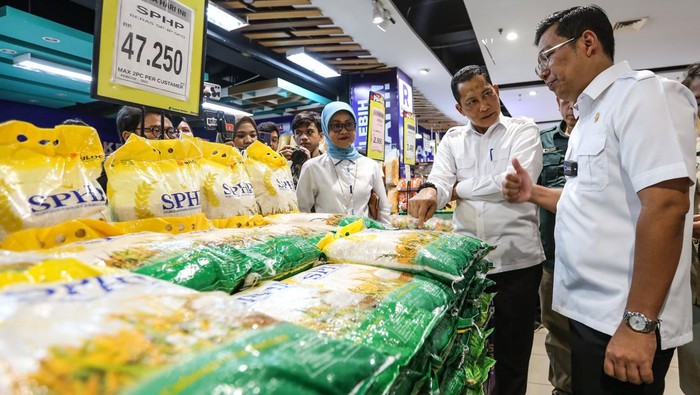 Direktur Utama Perum Bulog Budi Waseso (kedua kanan) berbincang dengan Kepala Badan Pangan Nasional Arief Prasetyo Adi (kanan) saat Grebek Pasar monitoring ketersediaan stok beras di Robinson, Jakarta, Senin (28/8/2023). Grebek Pasar tersebut dalam rangka monitoring ketersediaan stok beras dan memantau kelancaran Gerakan Siap Jaga Harga Pasar dengan Stabilitasi Pasokan dan Harga Pangan. ANTARA FOTO/Asprilla Dwi Adha/hp.