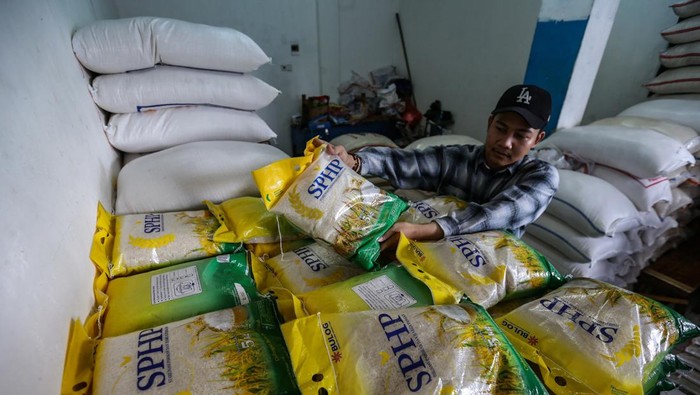 Direktur Utama Perum Bulog Budi Waseso (kedua kanan) berbincang dengan Kepala Badan Pangan Nasional Arief Prasetyo Adi (kanan) saat Grebek Pasar monitoring ketersediaan stok beras di Robinson, Jakarta, Senin (28/8/2023). Grebek Pasar tersebut dalam rangka monitoring ketersediaan stok beras dan memantau kelancaran Gerakan Siap Jaga Harga Pasar dengan Stabilitasi Pasokan dan Harga Pangan. ANTARA FOTO/Asprilla Dwi Adha/hp.