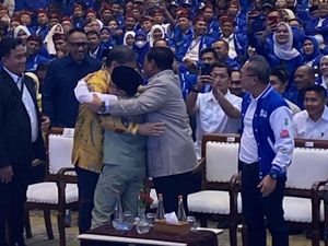 Momen Pelukan Cak Imin dengan Prabowo-Airlangga-Zulhas di HUT PAN