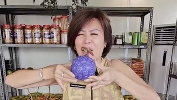 Ci Mehong Review Buah Gomu Gomu 'One Piece', Sebut Rasanya Begini!
